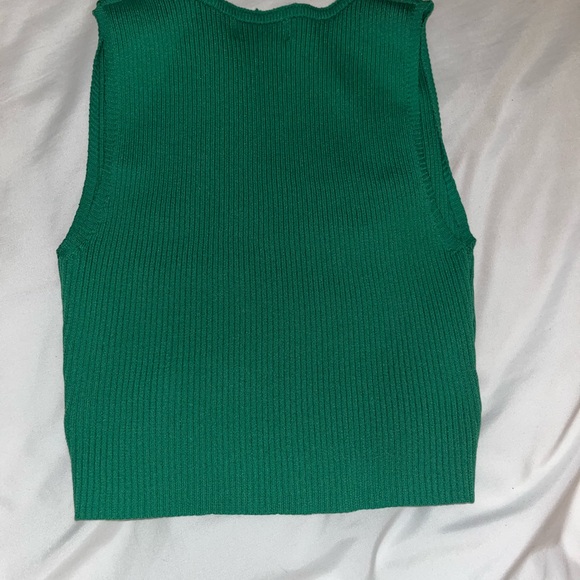 PrettyLittleThing Green Sleeveless Ribbed Crop Tank - Picture 2 of 3
